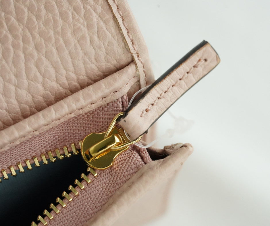 Pre-Loved Gucci Compact Bifold Wallet Leather in Gray Pink